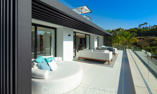 Hermosa y contemporánea villa en venta en el corazón del valle del golf de Nueva Andalucía en Marbella 43040 