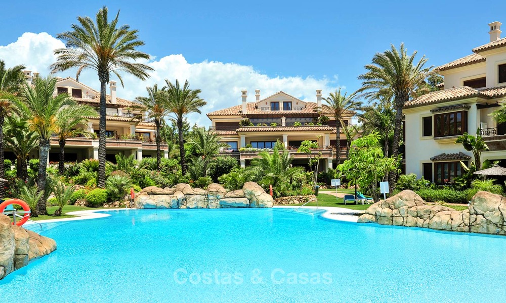 Apartamentos en venta en primera línea de mar en Los Monteros Playa, Marbella 21648