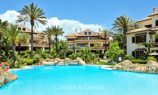 Apartamentos en venta en primera línea de mar en Los Monteros Playa, Marbella 21648 