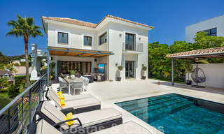 Magnífica villa de lujo en venta de arquitectura mediterránea moderna, con vistas al mar y en un complejo de golf en Benahavis - Marbella 44176 