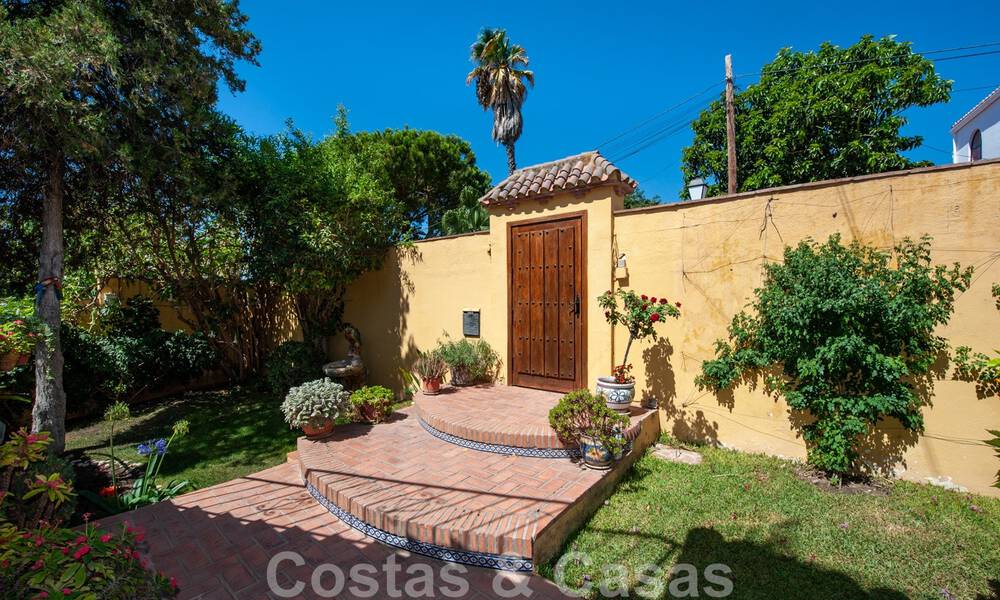 Villa tradicional española en venta con vistas al mar en una urbanización al este del centro de Marbella 44393