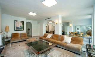 Amplio apartamento en venta con terraza y piscina privada, en segunda línea de playa en el centro de Marbella 44937 