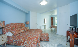 Amplio apartamento en venta con terraza y piscina privada, en segunda línea de playa en el centro de Marbella 44940 