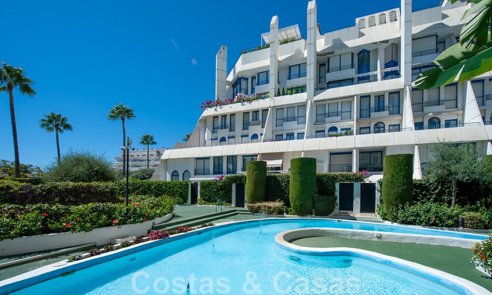 Amplio apartamento en venta con terraza y piscina privada, en segunda línea de playa en el centro de Marbella 44950
