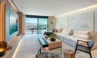 Moderno apartamento de lujo renovado en venta, en primera línea en el emblemático puerto deportivo de Puerto Banús, Marbella 46279 