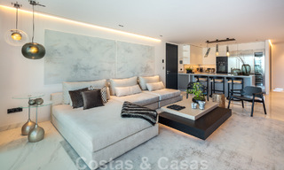 Moderno apartamento de lujo renovado en venta, en primera línea en el emblemático puerto deportivo de Puerto Banús, Marbella 46281 