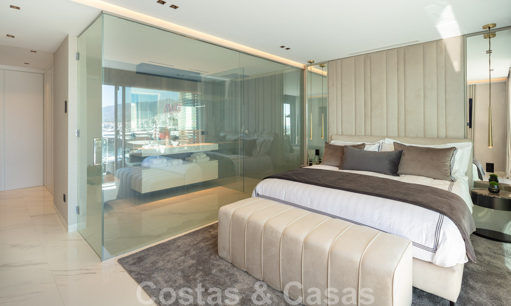 Moderno apartamento de lujo renovado en venta, en primera línea en el emblemático puerto deportivo de Puerto Banús, Marbella 46285