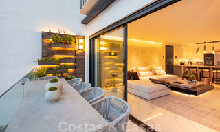 Moderno apartamento de lujo renovado en venta, en primera línea en el emblemático puerto deportivo de Puerto Banús, Marbella 46287 