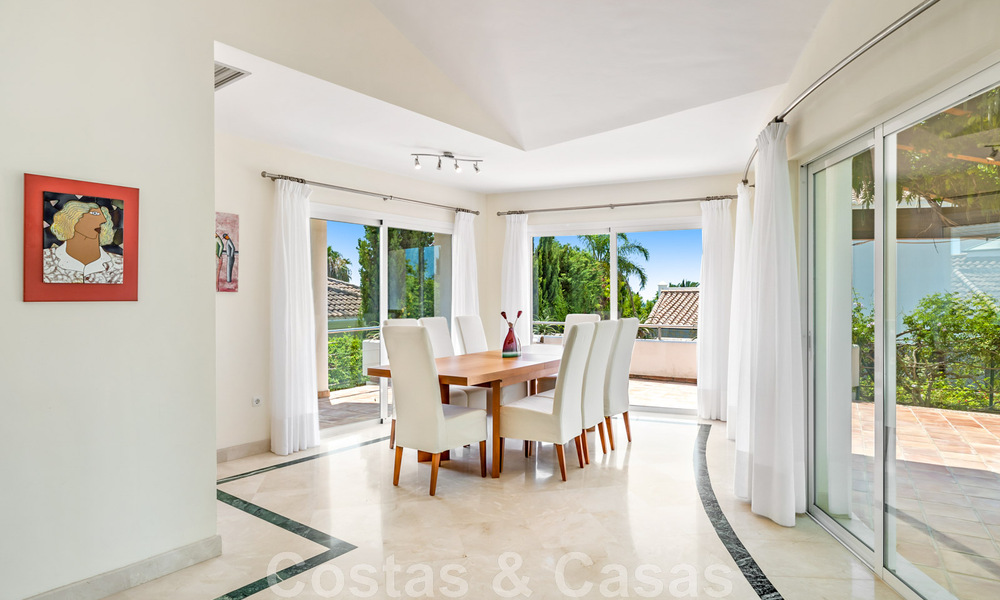 Amplia villa de auténtico estilo arquitectónico mediterráneo en venta con vistas al mar en un resort de golf de cinco estrellas en Benahavís - Marbella 46650