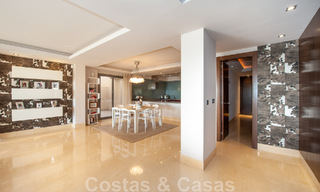 Se vende apartamento de lujo muy amplio, luminoso y moderno de 3 dormitorios con vistas despejadas al mar en Marbella - Benahavís 46839 