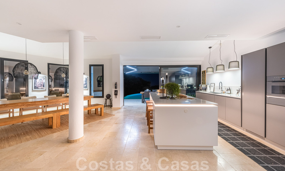 Villa independiente, andaluza en venta con vistas panorámicas a la montaña y al mar en una exclusiva urbanización en Marbella Este 47382