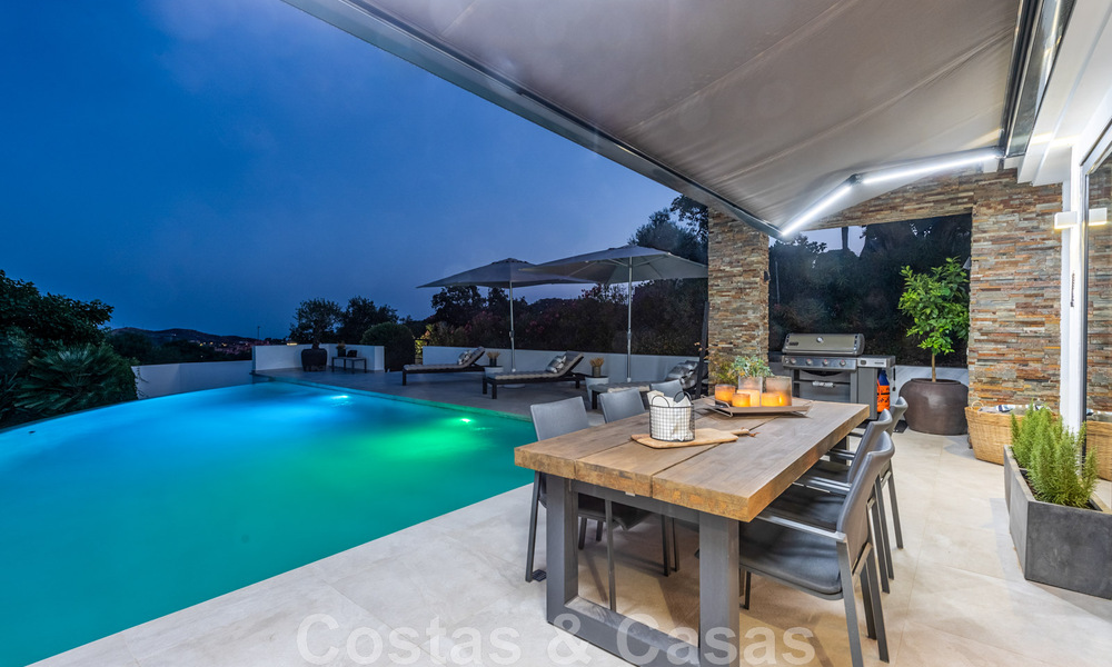 Villa independiente, andaluza en venta con vistas panorámicas a la montaña y al mar en una exclusiva urbanización en Marbella Este 47391