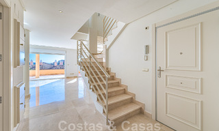 Amplio dúplex, ático con amplias terrazas y el mar Mediterráneo en el horizonte en venta en Nueva Andalucía, Marbella 48545 