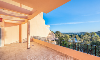 Gran ático en venta con vistas al mar rodeado de vegetación en el corazón del codiciado valle del golf de Nueva Andalucía, Marbella 47787 