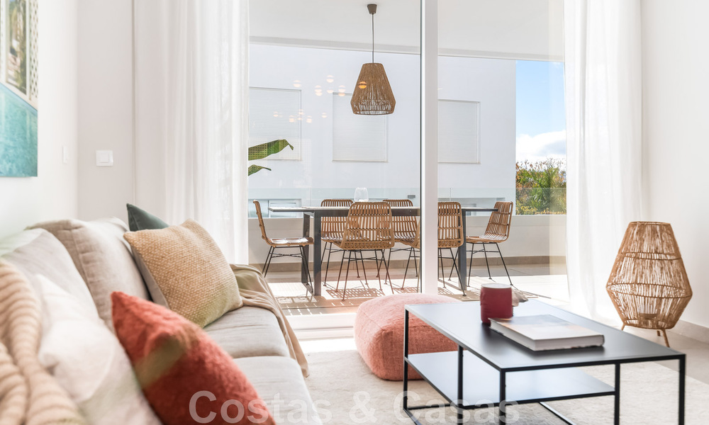 Nueva casa adosada contemporánea en venta a poca distancia de Puerto Banús y la playa en un complejo cerrado en Nueva Andalucía, Marbella 48677