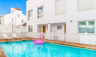 Nueva casa adosada contemporánea en venta a poca distancia de Puerto Banús y la playa en un complejo cerrado en Nueva Andalucía, Marbella 48682 