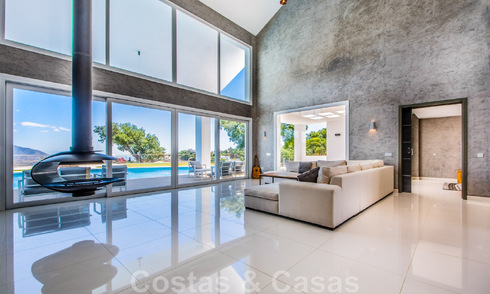 Villa independiente en venta diseñada con arquitectura moderna en una posición elevada con vistas panorámicas a la montaña y al mar, en una exclusiva urbanización en Marbella Este 47987