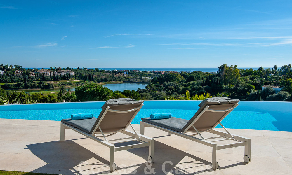 Villa de lujo en primera línea de golf, de un elegante estilo moderno, con impresionantes vistas al golf y al mar en venta en Los Flamingos Golf resort, en Marbella - Benahavis 49006
