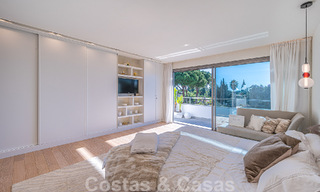 Atractiva villa de lujo de estilo arquitectónico contemporáneo en venta con vistas al mar, situada en una deseable zona residencial de la Milla de Oro de Marbella 50168 
