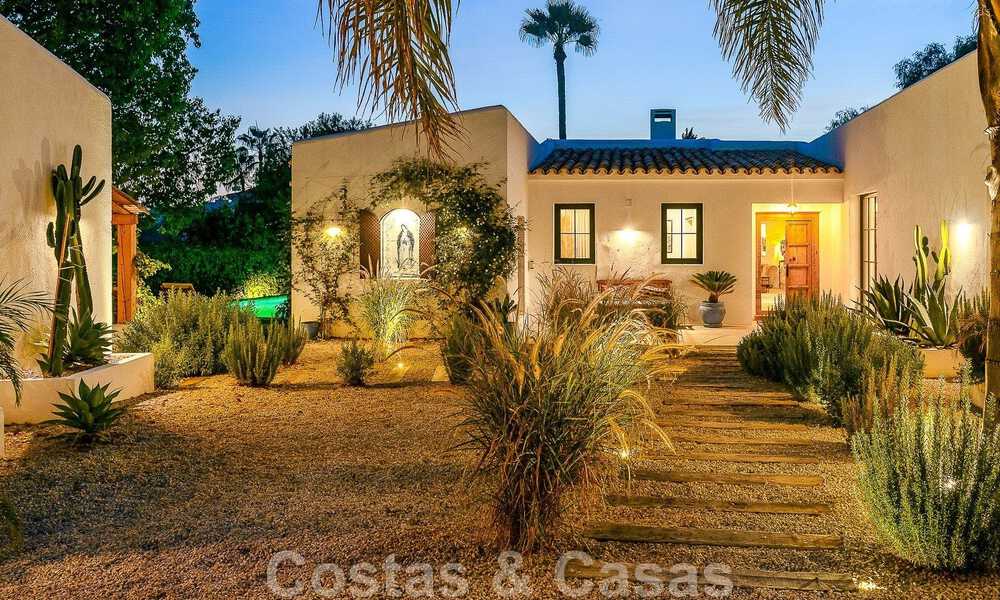 Atractiva villa de estilo ibicenco en venta con casa de invitados independiente, situada en Marbella Oeste 49914