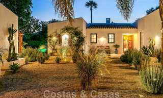 Atractiva villa de estilo ibicenco en venta con casa de invitados independiente, situada en Marbella Oeste 49914 
