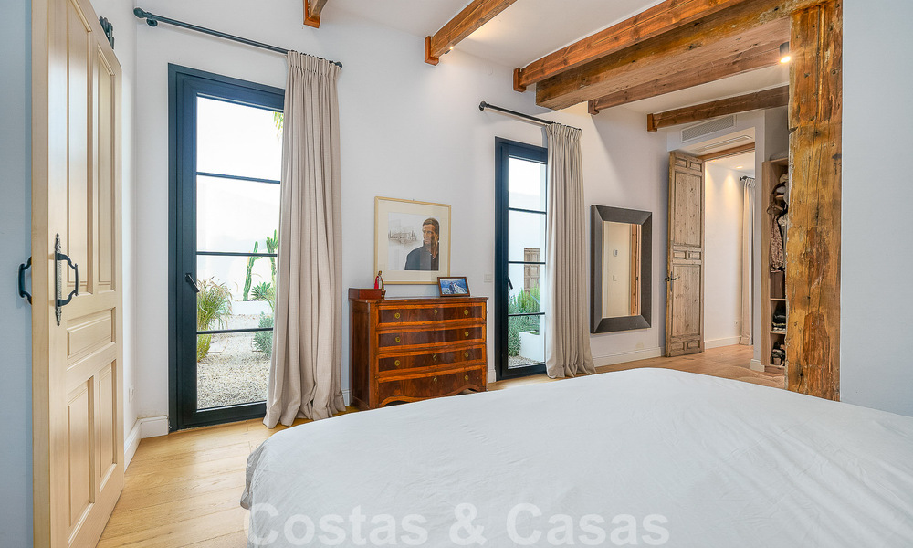 Atractiva villa de estilo ibicenco en venta con casa de invitados independiente, situada en Marbella Oeste 49915