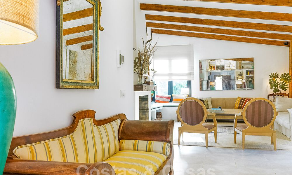 Atractiva villa de estilo ibicenco en venta con casa de invitados independiente, situada en Marbella Oeste 49916