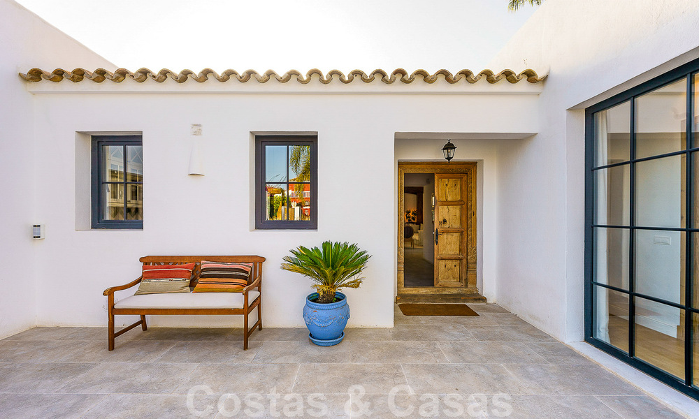 Atractiva villa de estilo ibicenco en venta con casa de invitados independiente, situada en Marbella Oeste 49917