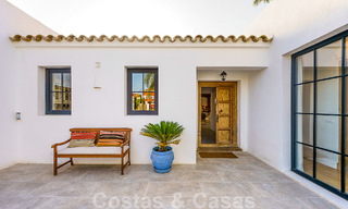 Atractiva villa de estilo ibicenco en venta con casa de invitados independiente, situada en Marbella Oeste 49917 