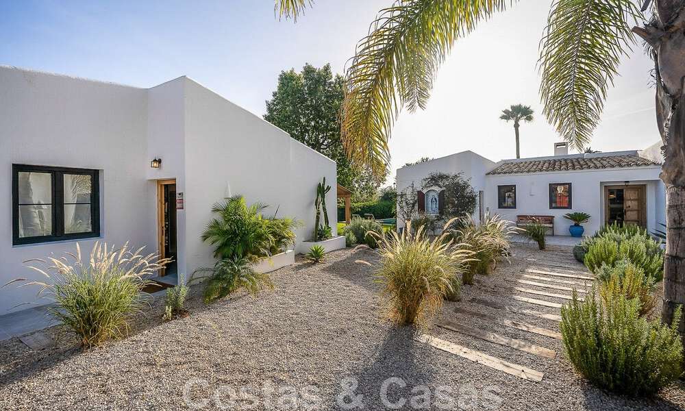 Atractiva villa de estilo ibicenco en venta con casa de invitados independiente, situada en Marbella Oeste 49919