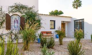 Atractiva villa de estilo ibicenco en venta con casa de invitados independiente, situada en Marbella Oeste 49920 