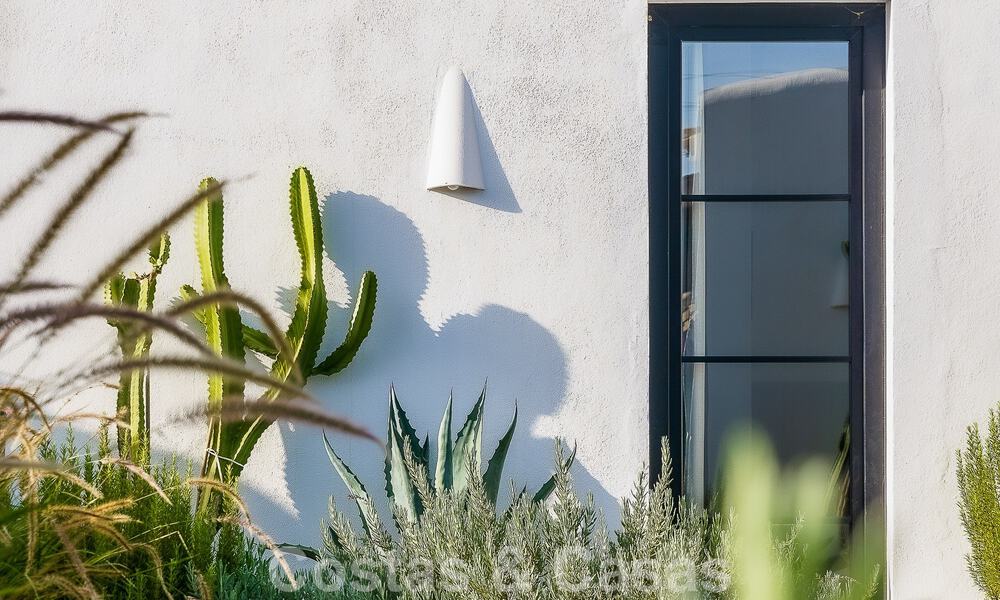 Atractiva villa de estilo ibicenco en venta con casa de invitados independiente, situada en Marbella Oeste 49921