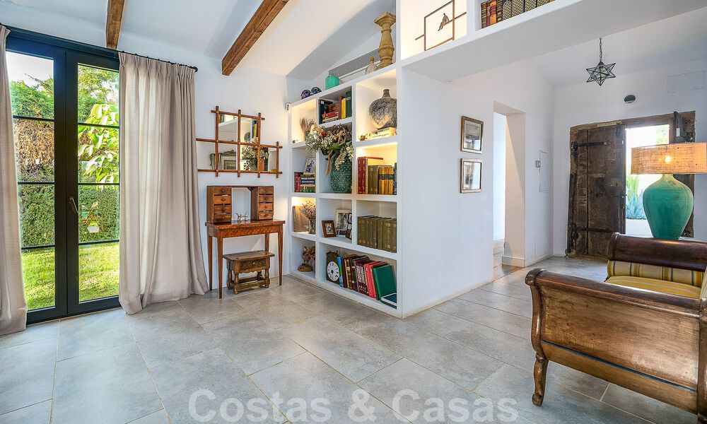 Atractiva villa de estilo ibicenco en venta con casa de invitados independiente, situada en Marbella Oeste 49923