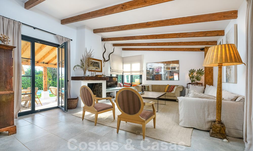 Atractiva villa de estilo ibicenco en venta con casa de invitados independiente, situada en Marbella Oeste 49924