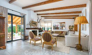 Atractiva villa de estilo ibicenco en venta con casa de invitados independiente, situada en Marbella Oeste 49924 
