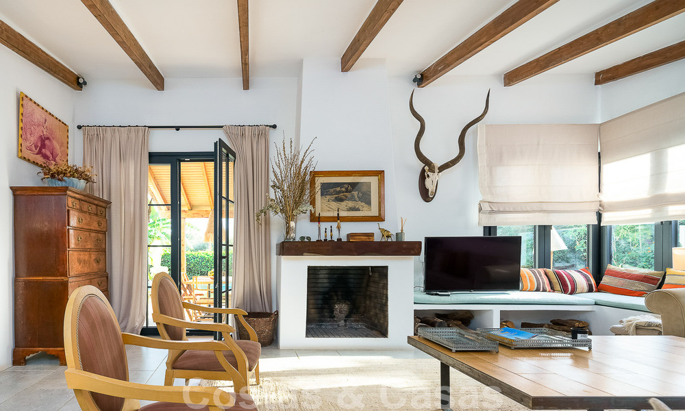 Atractiva villa de estilo ibicenco en venta con casa de invitados independiente, situada en Marbella Oeste 49925