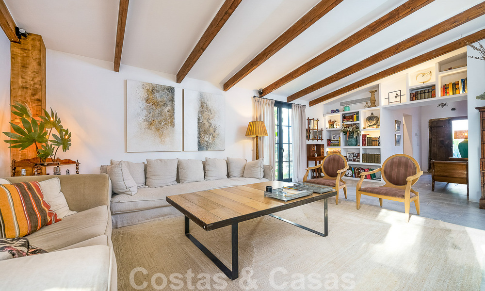 Atractiva villa de estilo ibicenco en venta con casa de invitados independiente, situada en Marbella Oeste 49926