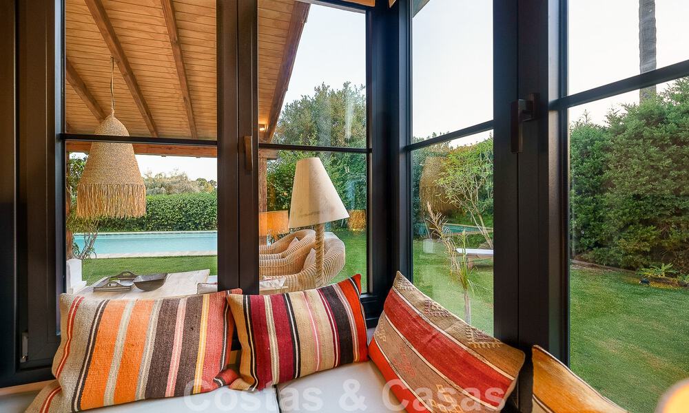Atractiva villa de estilo ibicenco en venta con casa de invitados independiente, situada en Marbella Oeste 49927