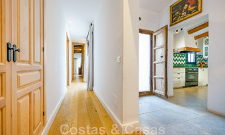 Atractiva villa de estilo ibicenco en venta con casa de invitados independiente, situada en Marbella Oeste 49929 