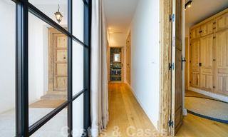 Atractiva villa de estilo ibicenco en venta con casa de invitados independiente, situada en Marbella Oeste 49930 