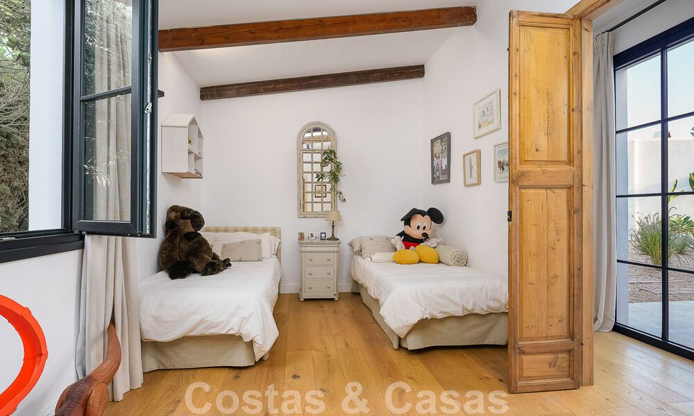 Atractiva villa de estilo ibicenco en venta con casa de invitados independiente, situada en Marbella Oeste 49932