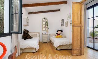 Atractiva villa de estilo ibicenco en venta con casa de invitados independiente, situada en Marbella Oeste 49932 