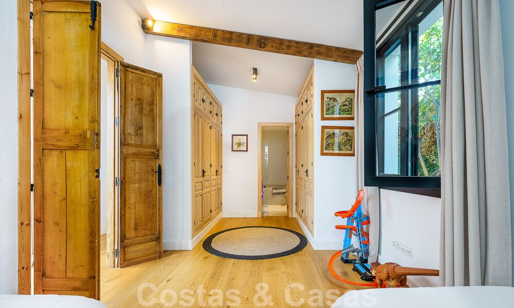 Atractiva villa de estilo ibicenco en venta con casa de invitados independiente, situada en Marbella Oeste 49933