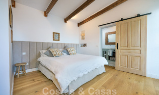 Atractiva villa de estilo ibicenco en venta con casa de invitados independiente, situada en Marbella Oeste 49935 