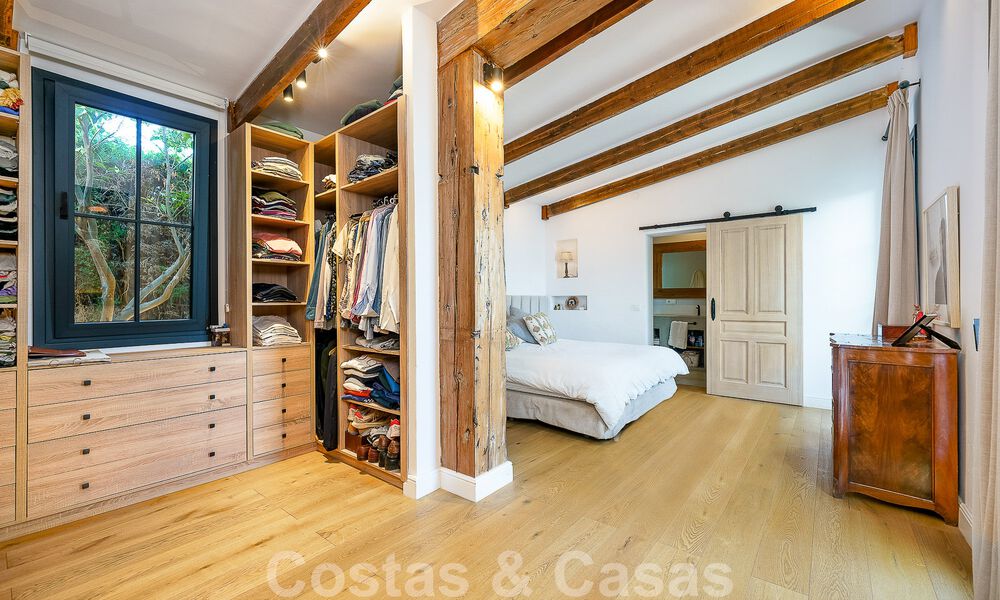 Atractiva villa de estilo ibicenco en venta con casa de invitados independiente, situada en Marbella Oeste 49937