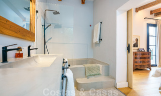 Atractiva villa de estilo ibicenco en venta con casa de invitados independiente, situada en Marbella Oeste 49939 