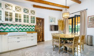 Atractiva villa de estilo ibicenco en venta con casa de invitados independiente, situada en Marbella Oeste 49941 