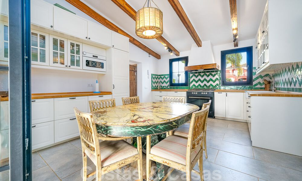 Atractiva villa de estilo ibicenco en venta con casa de invitados independiente, situada en Marbella Oeste 49942
