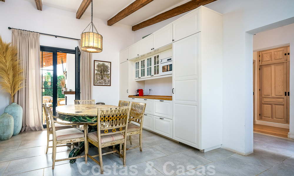 Atractiva villa de estilo ibicenco en venta con casa de invitados independiente, situada en Marbella Oeste 49943
