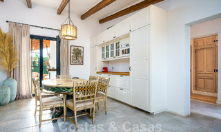 Atractiva villa de estilo ibicenco en venta con casa de invitados independiente, situada en Marbella Oeste 49943 